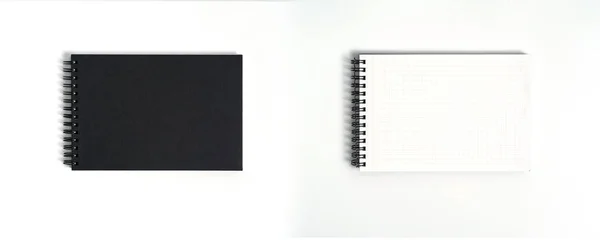 Cuaderno de simulacro con blanco negro limpio para el diseño y la publicidad. Bloc de notas con muelle cromado y plantilla de espacio de copia gratuita. Sobre el fondo gris . —  Fotos de Stock