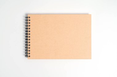 Bir bahar üstünde bir defter. Beyaz arka plan üzerinde izole.