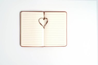 beyaz masa üzerinde üst görünümü boş turuncu deri günlüğü