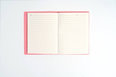 Beyaz masada pembe defter. Kadınlar için iş minimal kavramı. Düz döşeme, üst görünüm, kopyalama alanı