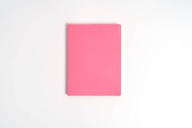 Beyaz masada pembe defter. Kadınlar için iş minimal kavramı. Düz döşeme, üst görünüm, kopyalama alanı