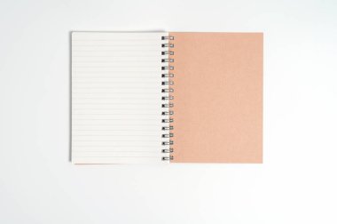Beyaz arka plan üzerinde izole boş gerçekçi spiral defter