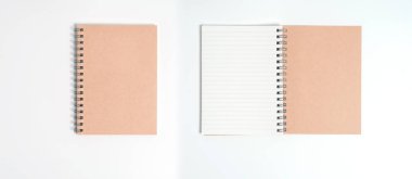 Beyaz arka plan üzerinde izole boş gerçekçi spiral defter