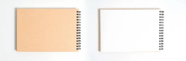 Ein Notizbuch auf einer Feder. isoliert auf weißem Hintergrund. — Stockfoto
