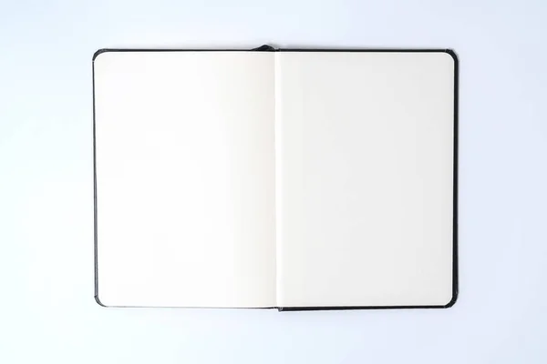 Cuaderno negro sobre fondo blanco con ruta de recorte —  Fotos de Stock