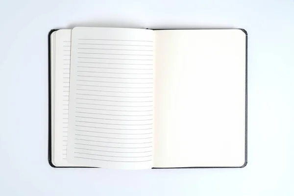 Cuaderno negro sobre fondo blanco con ruta de recorte —  Fotos de Stock