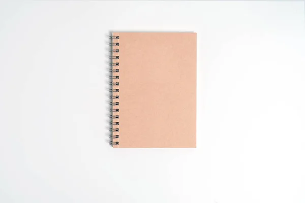 Cuaderno en espiral realista en blanco aislado sobre fondo blanco —  Fotos de Stock