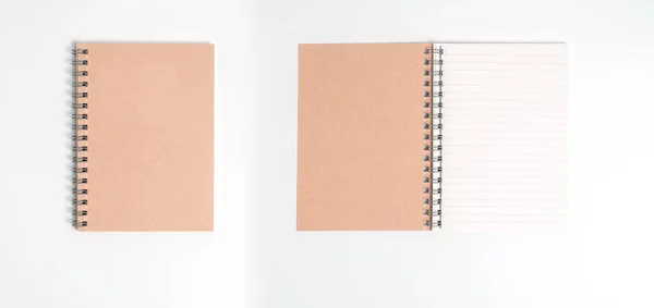 Cuaderno en espiral realista en blanco aislado sobre fondo blanco —  Fotos de Stock