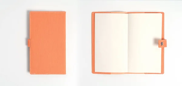 Вид зверху порожній помаранчевий шкіряний щоденник на білому столі — стокове фото