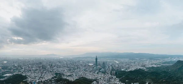 Tayvan 'ın Taipei şehrinin silueti.. — Stok fotoğraf
