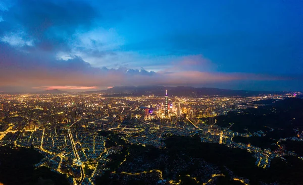 Tayvan 'ın Taipei şehrinin silueti.. — Stok fotoğraf