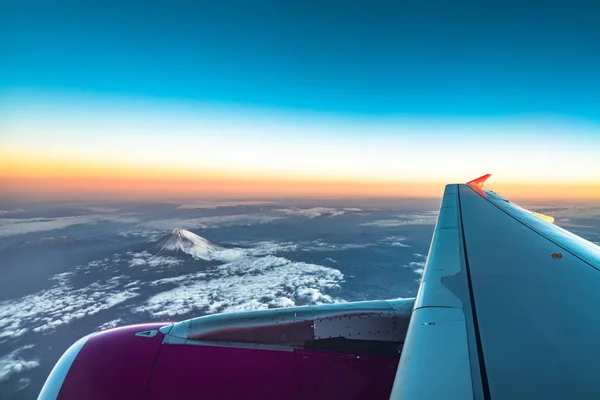 Nuvens céu céu céu e fuji montanha. Vista do nascer do sol a partir da janela de um avião voando nas nuvens, nuvens vista superior como o mar de nuvens céu fundo, vista aérea fundo, Yamanashi, Japão — Fotografia de Stock