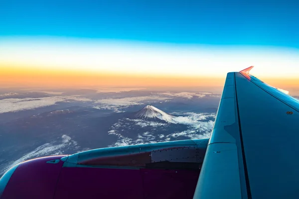 Nuvens céu céu céu e fuji montanha. Vista do nascer do sol a partir da janela de um avião voando nas nuvens, nuvens vista superior como o mar de nuvens céu fundo, vista aérea fundo, Yamanashi, Japão — Fotografia de Stock