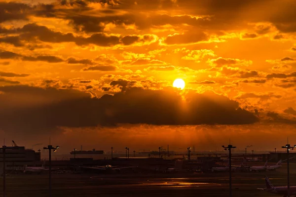Tokyo, Japonya - 25 Mart 2019. Gün doğumunda Tokyo Uluslararası Havaalanı / gün batımı panoraması, Tokyo Haneda Havaalanı, Japonya. — Stok fotoğraf