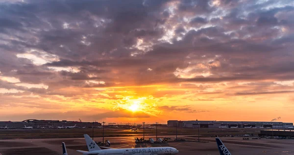 Tokio, Japonia-25 marca, 2019. Tokyo International Airport w: su — Zdjęcie stockowe