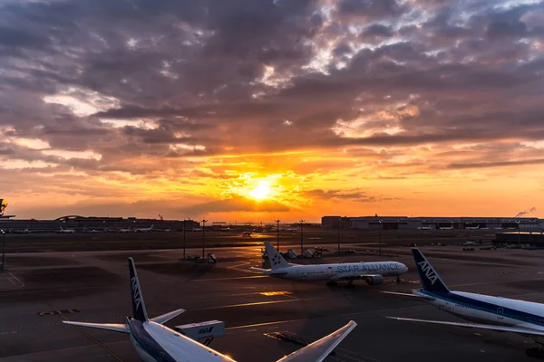 Tokyo, Japan - March 25, 2019. Tokyo International Airport at sunrise / sunset panorama, Haneda Airport in Tokyo, Japan. — Stock Photo, Image