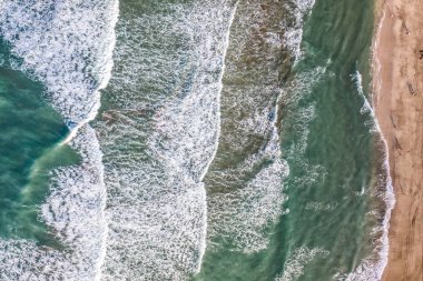 Güzel c Yüzme turist ile kumlu plaj havadan görünümü