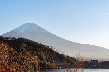Fuji Dağı 'nın hava manzarası. Japonya 'nın ikonik ve sembolik dağları. Akşam Saati Fujisan Manzarası, Kawaguchiko, Yamanashi, Japonya.