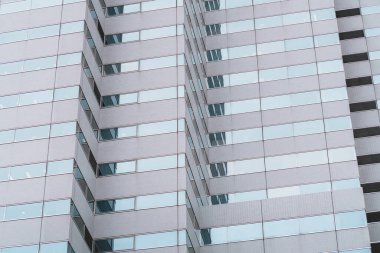 Çelik mavi camlı gökdelenlere panoramik ve perspektif manzarası, başarılı endüstriyel mimari iş konsepti