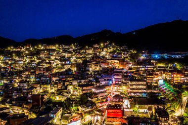 Tayvan 'daki Jioufen köyünün gece manzarası. Jiufen 'in eski şehri, Jiufen, Tayvan' ın renkli manzarası.