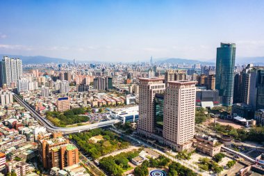 Yeni Taipei Şehri, Tayvan - 1 Şubat 2020: Bu New Taipei 'nin Banqiao ilçesinin birçok yeni binanın görülebildiği manzarası, merkezdeki bina Banqiao İstasyonu, New Taipei şehrinin Skyline' i