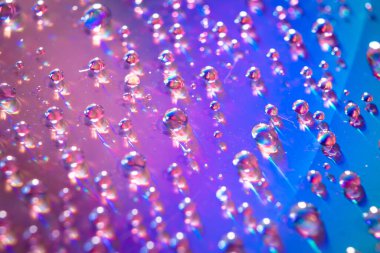 Dvd ortamında su damlaları, renkli arka planda su damlaları