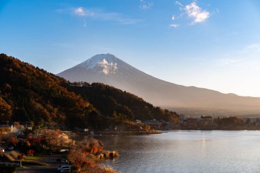 Fuji Dağı 'nın hava manzarası. Japonya 'nın ikonik ve sembolik dağları. Akşam Saati Fujisan Manzarası, Kawaguchiko, Yamanashi, Japonya.