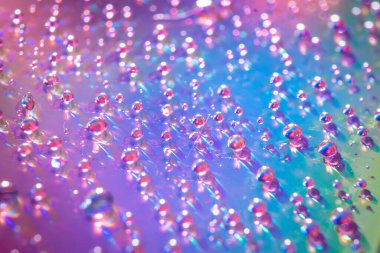 Dvd ortamında su damlaları, renkli arka planda su damlaları