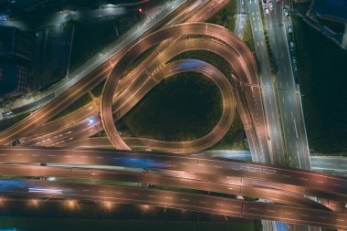 Trafiğin döndüğü kavşak kavramı, trafik konsepti görüntüsü, trafik kavramı kuşları gece görüşü Taipei, Tayvan 'daki dronu kullanın..