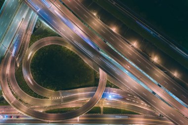 Trafiğin döndüğü kavşak kavramı, trafik konsepti görüntüsü, trafik kavramı kuşları gece görüşü Taipei, Tayvan 'daki dronu kullanın..