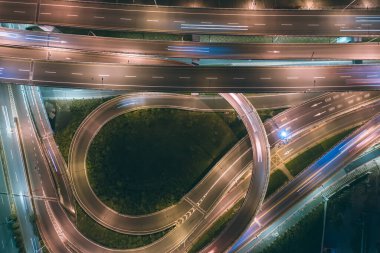 Trafiğin döndüğü kavşak kavramı, trafik konsepti görüntüsü, trafik kavramı kuşları gece görüşü Taipei, Tayvan 'daki dronu kullanın..