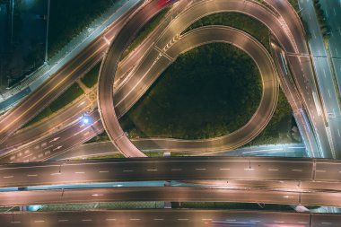 Trafiğin döndüğü kavşak kavramı, trafik konsepti görüntüsü, trafik kavramı kuşları gece görüşü Taipei, Tayvan 'daki dronu kullanın..