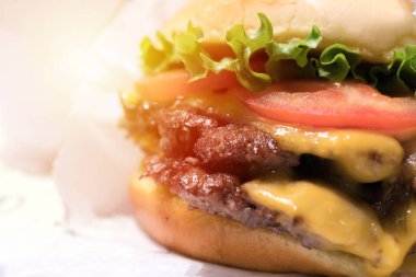 Domates salatası ve soğanlı duble çizburger, Peynirli patates kızartması ve milkshake..