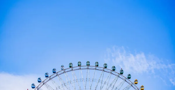 Vista Parcial Uma Grande Roda Gigante Com Fundo Céu Azul — Fotografia de Stock