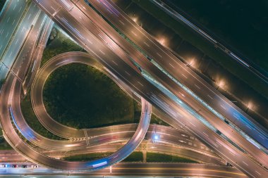 Trafiğin döndüğü kavşak kavramsal hava trafiği görüntüsü, trafik çemberi kuşları gece görüşü Tayvan, Tayvan 'da İHA' yı kullanın..