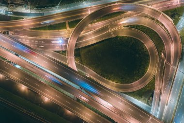 Trafiğin döndüğü kavşak kavramsal hava trafiği görüntüsü, trafik çemberi kuşları gece görüşü Tayvan, Tayvan 'da İHA' yı kullanın..