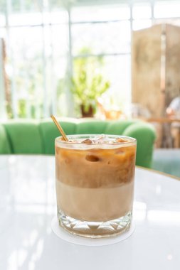Sütlü, uzun bardakta buzlu kahve.