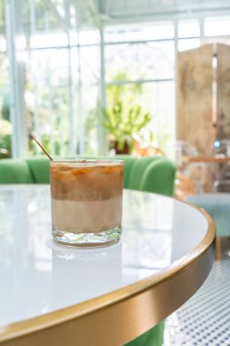 Sütlü, uzun bardakta buzlu kahve.