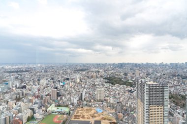Tokyo, Japonya - 28 Mart 2019: Tokyo, Japonya 'da Ikebukuro' nun panoramik modern şehir gökyüzü manzaralı emlak ve şirket inşaatı için Asya iş konsepti