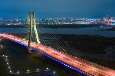 Tayvan, New Taipei Şehri, nehrin güzel kıvrımları ve dönüşleri, gökyüzünü, köprüleri, güzel şehri yansıtıyor..