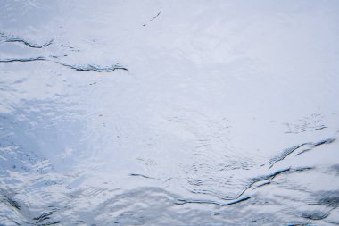 Yaz. Su yüzeyinin dokusu. Sualtı geçmişi. Dalga efektleri. Mavi yeraltı dünyası. Okyanus, deniz. Dalıyoruz. Mavi deniz havuzu suyu. Alt görünüm.