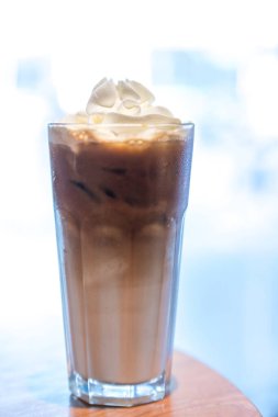 Krem şantili buzlu kahve ve badem serpiştirilmiş