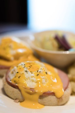 İskoçya 'da hafta sonu vejetaryen kahvaltısı. Ispanaklı ve sarı Hollandaise soslu ev yapımı keklerin üzerine iki yumurtalı Benedict..