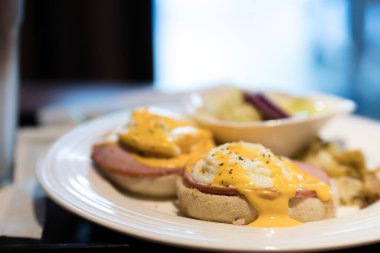 İskoçya 'da hafta sonu vejetaryen kahvaltısı. Ispanaklı ve sarı Hollandaise soslu ev yapımı keklerin üzerine iki yumurtalı Benedict..