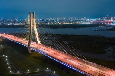 Tayvan, New Taipei Şehri, nehrin güzel kıvrımları ve dönüşleri, gökyüzünü, köprüleri, güzel şehri yansıtıyor..