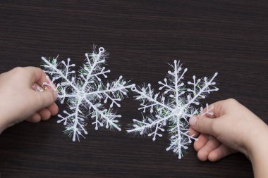 elinde iki kar taneleri