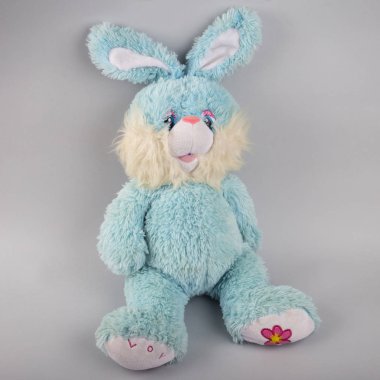 Gri bir arka plan üzerinde küçük mavi tavşan.