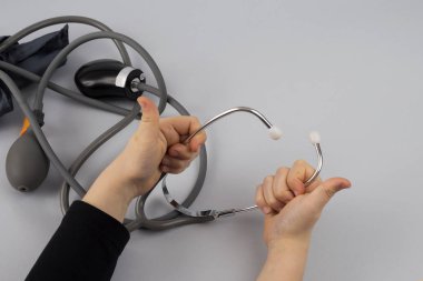 Doktor stetoskop denetlemesinde Tansiyon Aleti kullanarak