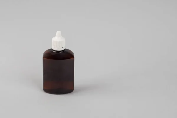 gri arka plan üzerinde kahverengi cam şişeler.