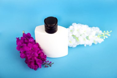 Beyaz küçük şişe ve leylak dalı. Beyaz Lila. Leylak sakin ol